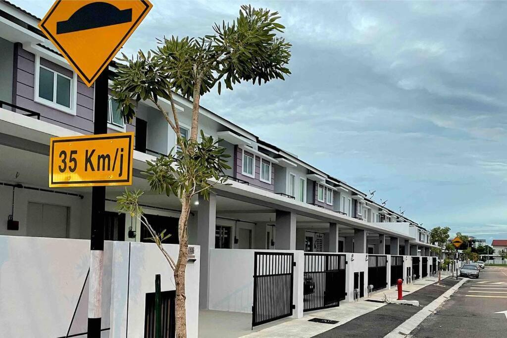 Hanan Homestay Klebang Ipoh With A View Of Mount Korbu, For Musl!M Only!! Exterior foto